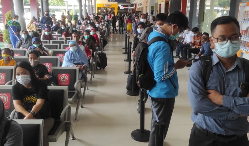 Antrean Panjang Rapid Test Antigen Terlihat Di Stasiun Gubeng Suara Surabaya