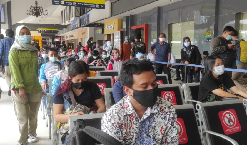 Calon Penumpang Ka Tidak Harus Rapid Test Di Stasiun Ka Suara Surabaya