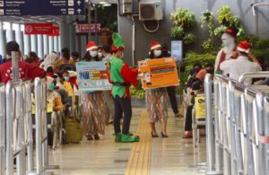 Petugas KAI Bagi-bagi Masker dan Bantal Leher di Stasiun Pasar Senen
