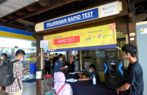 Rapid Test di Stasiun Gubeng Membludak