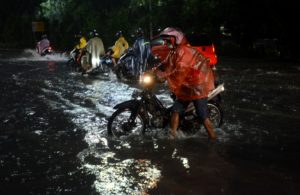 Frontage Ahmad Yani Tergenang, Banyak Motor Mogok