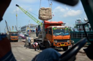 Geliat Bongkar Muat di Pelabuhan Rakyat