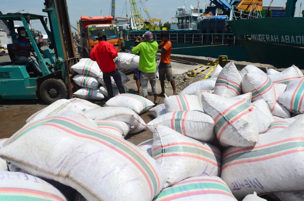 Geliat Bongkar Muat di Pelabuhan Rakyat