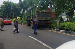 Truk Menabrak Median Jalan di MERR