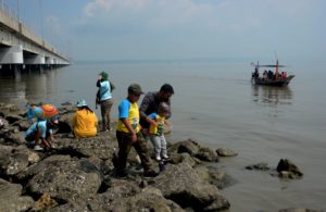 Momen Liburan, Kaki Jembatan Suramadu Jadi Jujugan