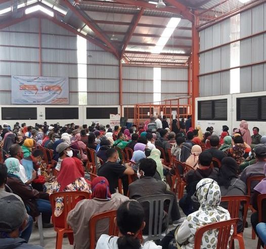 Suasana pembagian Bantuan Langung Tunai BLT di Kantor Pos Jemursari Selasa (12/1) pagi