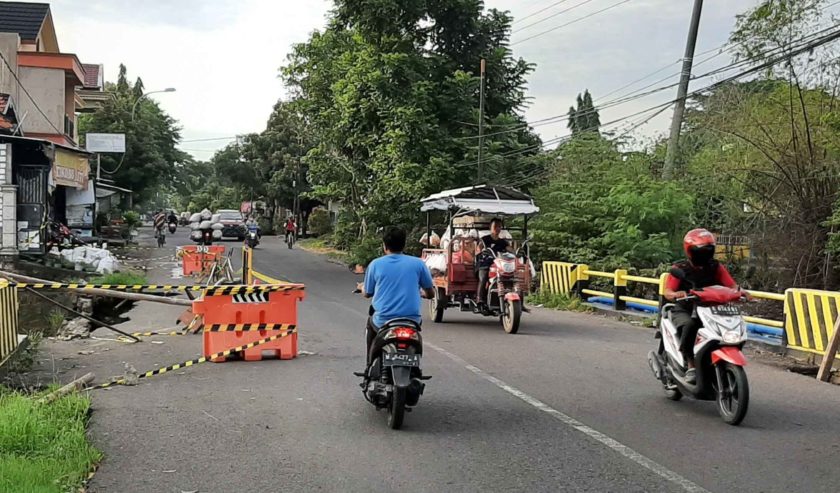 Jembatan Ngepung Benjeng Gresik Ambrol di lajur kiri arah ke Pasar Benjeng, Waspada saat melintas. Dipotret Minggu (17/1) pagi