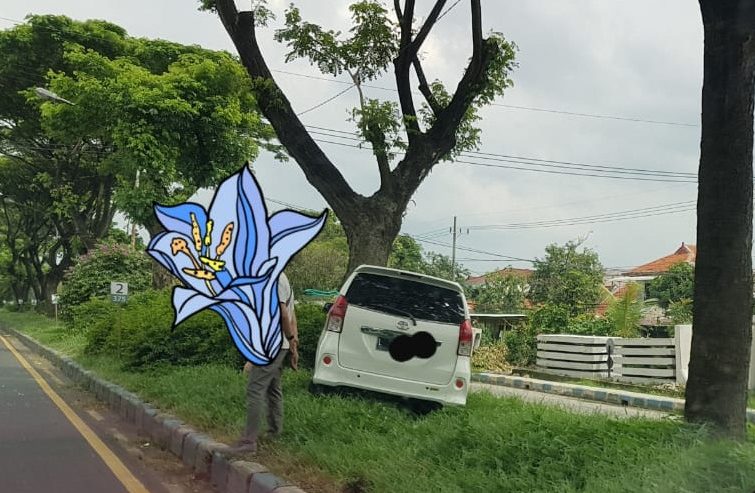 Mobil Avanza warna putih menabrak pohon yang ada di median jalan Raya Juanda dari arah Aloha ke Bandara, Minggu (17/1) siang