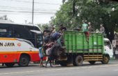 Berniat menumpang, beberapa anak memberhentikan Truk yang sedang melaju. Lalu naik ke bagian bak Truk yang kosong. Lokasi di Bakalan Balongbendo, Sabtu (23/1) siang