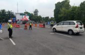 Pantauan arus lalu lintas di Pos Check Point PPKM Bundaran Waru batas kota Surabaya, Selasa (12/1) siang terpantau lancar