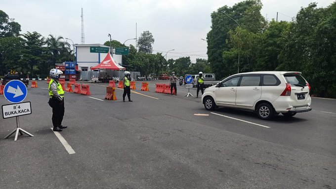 Pantauan arus lalu lintas di Pos Check Point PPKM Bundaran Waru batas kota Surabaya, Selasa (12/1) siang terpantau lancar