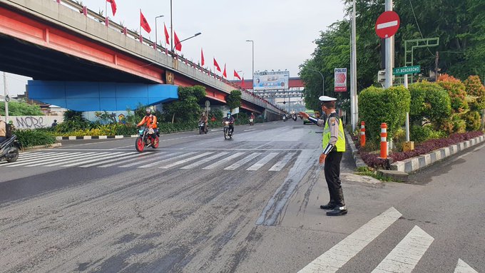 Pantauan arus lalu lintas di bawah Jembatan Layang Mayangkara arah A.Yani atau luar kota Surabaya, terpantau ramai lancar, Jumat (15/1) pagi