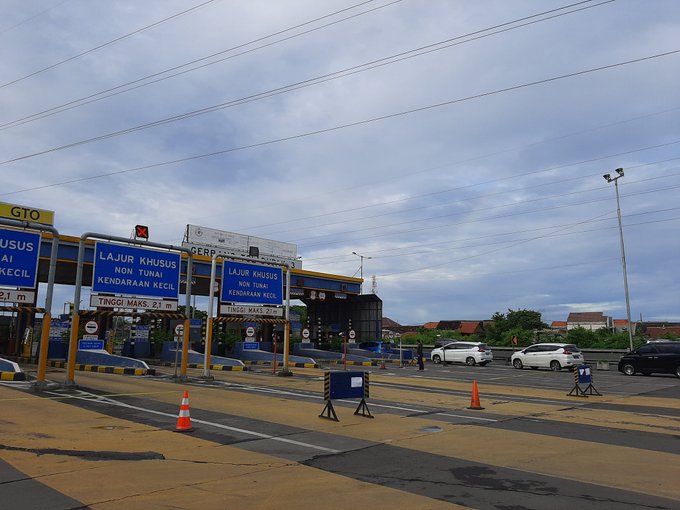 Pagi ini (28/1) di Gate Tol Dupak 3 hanya kendaraan Gol 1 yang boleh melintas.