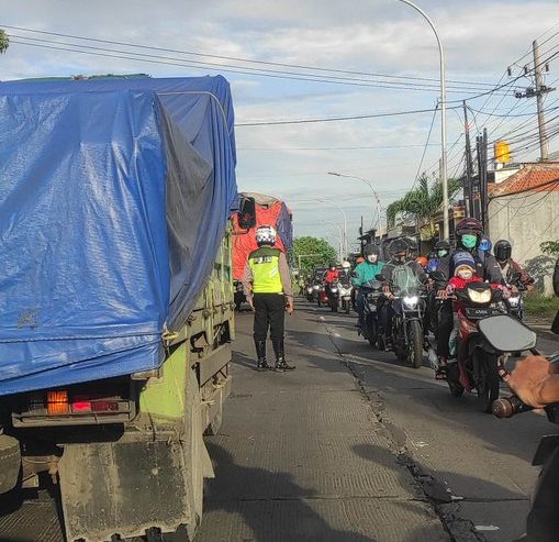 Truk mengalami kerusakan ban di Pakal dekat SPBU arah ke Terminal Benowo, Kamis (28/1) pagi