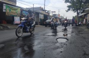 Jalan Berlubang di Rungkut Surabaya