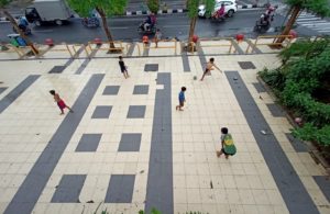 Parkiran Pasar yang Sepi Jadi Lapangan Bola