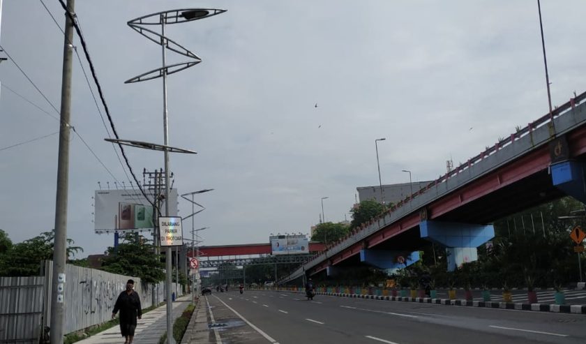 Suasana pagi di Jl Wonokromo arah ke Terminal Joyoboyo, Jumat (1/1) . Lalu lintas terpantau masih sepi (prm)