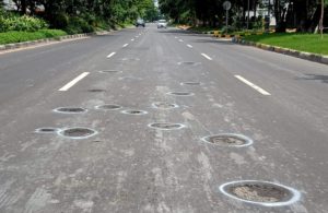 Waspada Lubang di Jalan Soekarno Surabaya