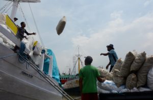 PPKM, Bongkar Muat di Pelabuhan Tradisional Kalimas, Normal