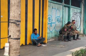 Dijaga Satpol PP, Jalan Ngaglik Jadi Lancar