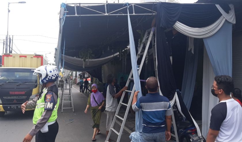 Tenda hajatan warga yang mengganggu lalu lintas di Betro, dibongkar oleh polisi, Jumat (8/1) pagi. Menurut Iptu Cholil Kasubnit 1 Lantas Polresta Sidoarjo, tenda akan sedikit dimundurkan agar tidak mengganggu jalan.