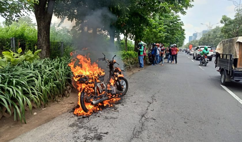 Kebakaran motor di Panjang Jiwo, Sabtu (13/2) siang. Motor Honda Grand. Kejadian sekitar pkl 12.00 WIB. Kondisi motor hangus terbakar. Ada 1 unit PMK di lokasi. 
