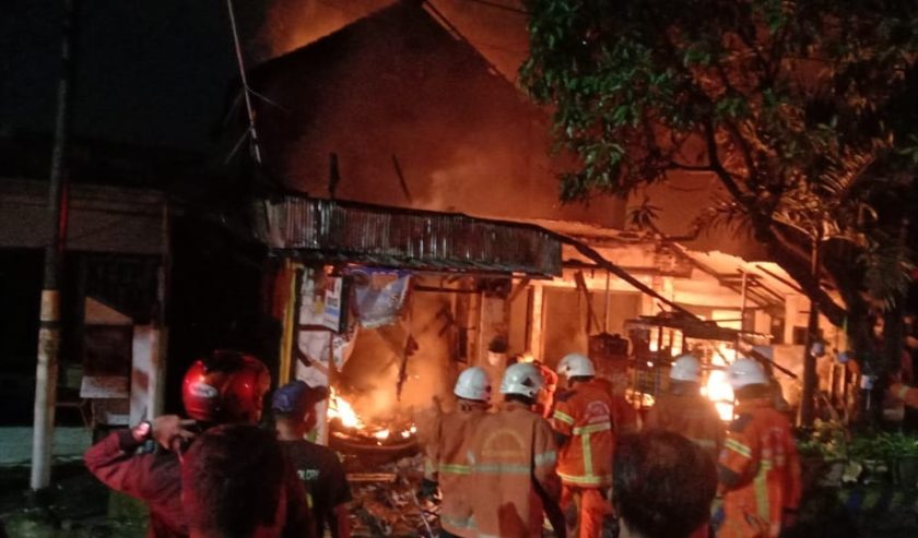 Kebakaran bangunan rumah dua lantai di Wonosari Surabaya, Kamis (25/2) sekitar pkl 23.00 WIB. Dua orang korban meninggal dunia setelah terjebak di dalam rumah. 