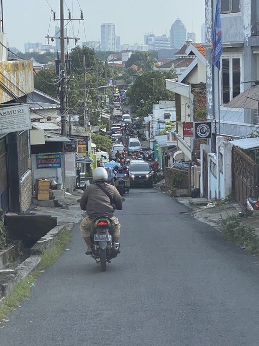 Tanjakan Pakis Surabaya, Macet, Sabtu (6/2) pagi. Kemacetan imbas volume kendaraan tinggi, menghindari Jalan Mayjen Sungkono yang ditutup imbas penerapan physical distancing