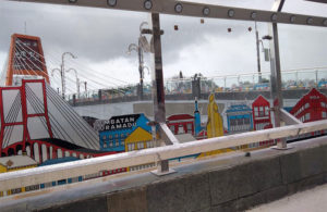 Seni Lukis Kaca Jembatan Sawunggaling