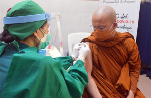 Bhikkhu dan Suster Ikuti Vaksinasi