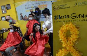 Berani Gundul Dukung Pejuang Kanker Anak