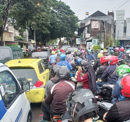 Raya Ngasinan - Benowo MACET dua arah, ada perbaikan jalan depan BTC, Sabtu (6/3) pagi