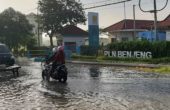 Banjir di depan PLN Benjeng, Minggu (14/3) pagi. Ketinggian sekitar 10-25 cm, sepanjang 500 meter