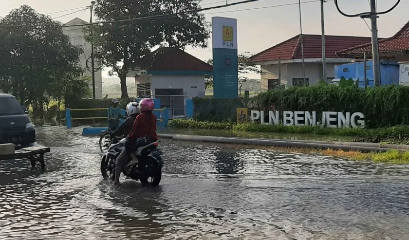 Banjir di depan PLN Benjeng, Minggu (14/3) pagi. Ketinggian sekitar 10-25 cm, sepanjang 500 meter