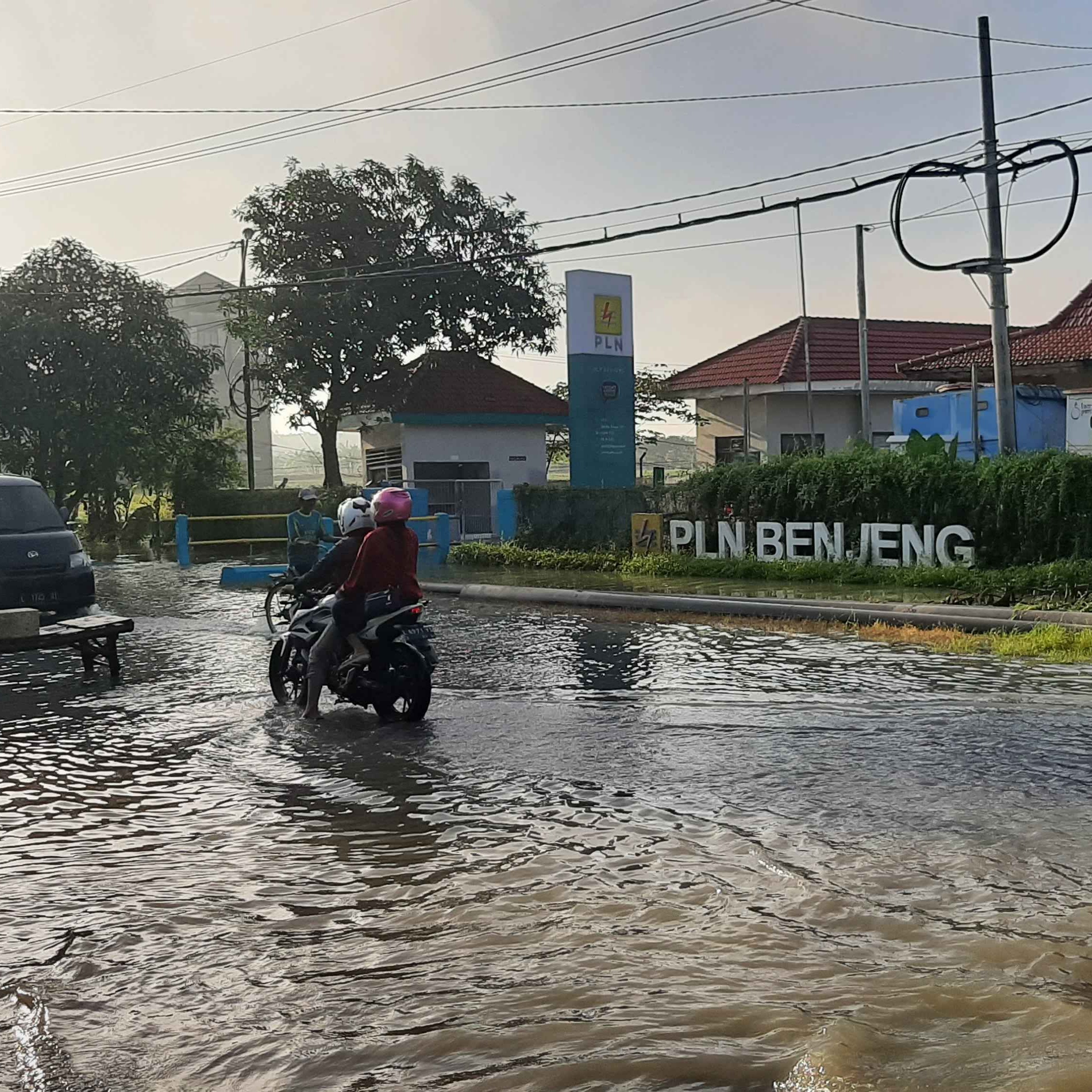 Banjir di depan PLN Benjeng, Minggu (14/3) pagi. Ketinggian sekitar 10-25 cm, sepanjang 500 meter