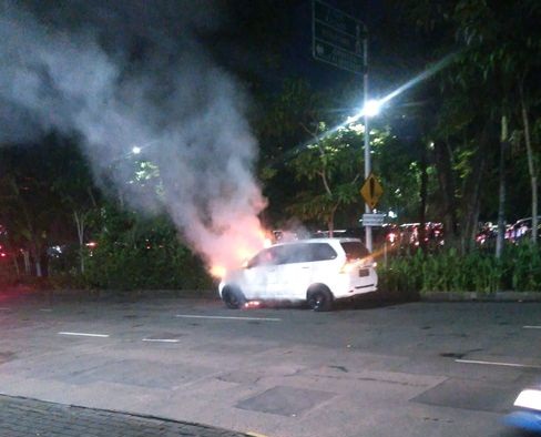 Mobil jenis Xenia terbakar diduga karena konsleting listrik, di lajur kanan A.Yani dekat TL Margorejo arah Waru, Selasa (30/3) malam