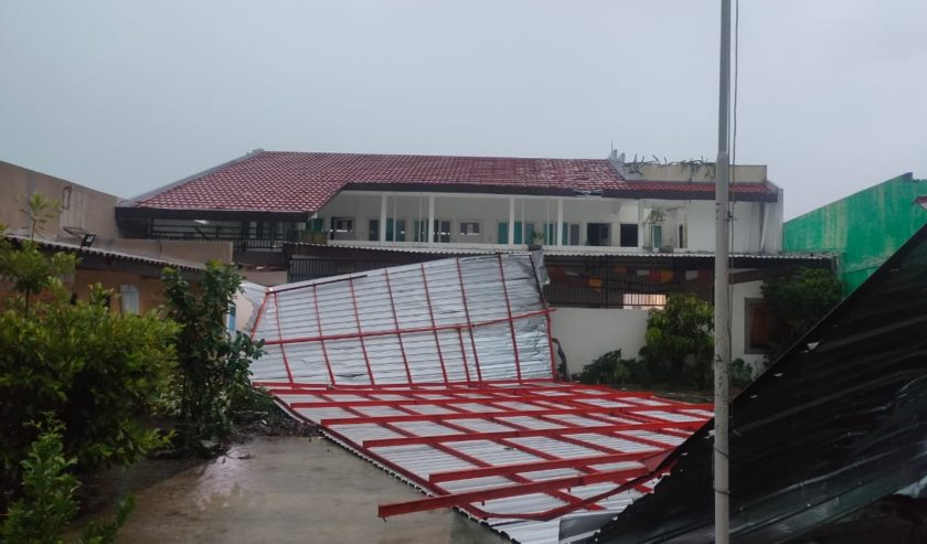Hujan deras dan angin kencang membuat atap ambruk di Rangkah Gg 7