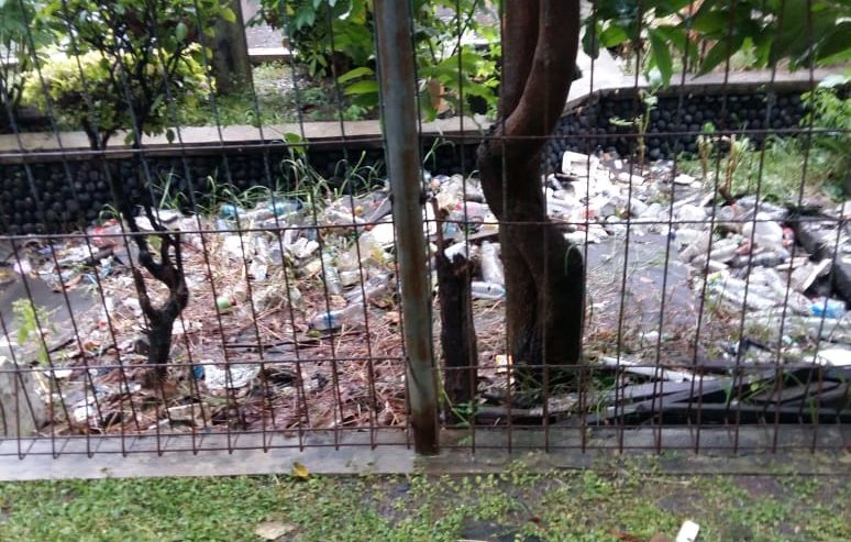 Sampah botol plastik di dekat GOR gapura masuk UNESA Ketintang