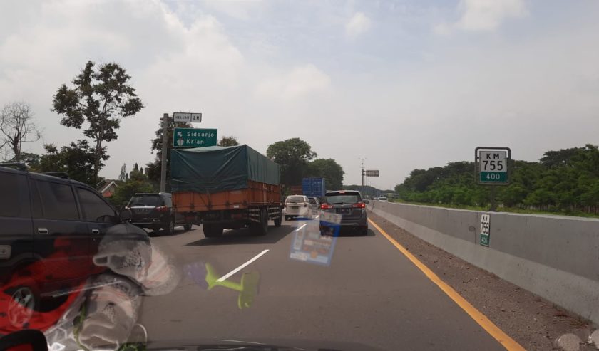 Kepadatan di KM 755 Menjelang Gate Tol Sidoarjo