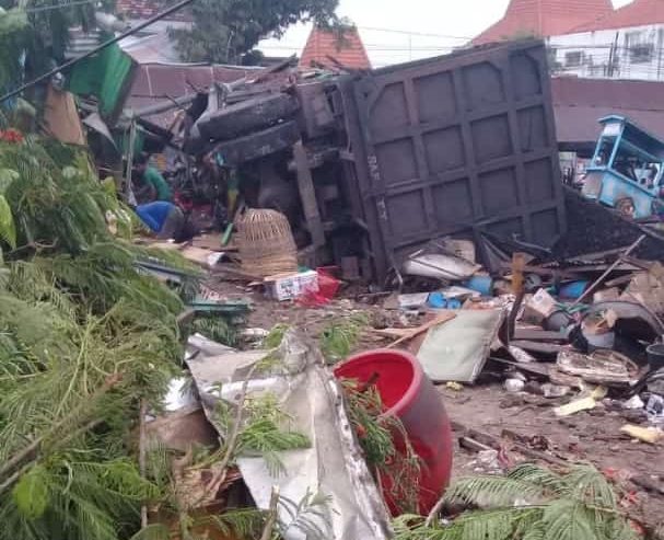 Kecelakaan Truk menabrak bangunan di Bungah Gresik, Rabu (10/3) pagi