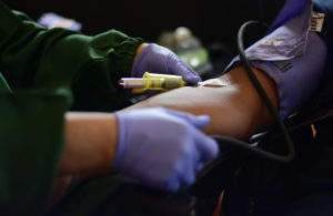 Skrining Plasma Konvalesen dan Donor Darah Di Suara Surabaya Center