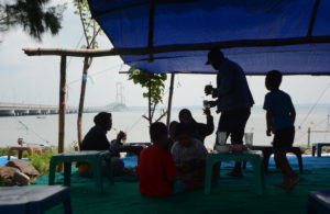 Wisatawan Manfaatkan Libur Isra Mikraj di Suramadu, Meski PPKM Mikro Diperpanjang