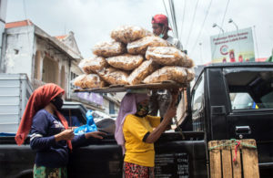 Perempuan Pekerja di Pasar Pabean