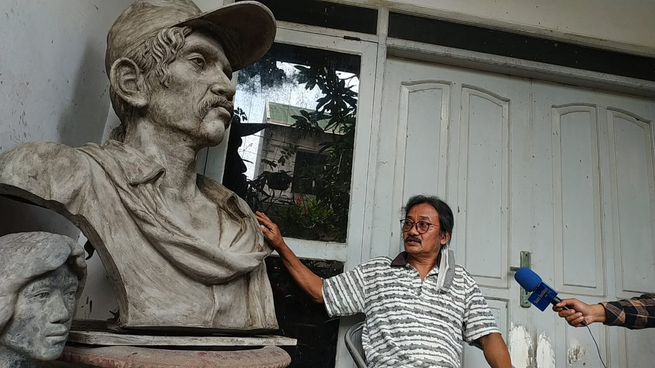 Mengenang Gombloh yang Sedang "Numpang" di Tugu Pahlawan - Suara Surabaya