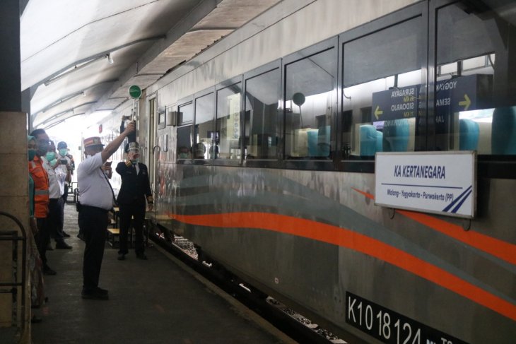 Vaksin di stasiun surabaya