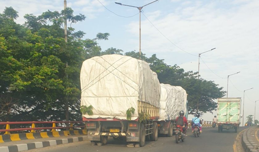 Ada truk bermasalah di Flyover Trosobo arah Taman, Jumat (9/4) pagi. Posisi ada di lajur kiri.