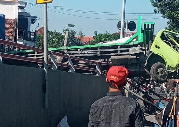 Kecelakaan melibatkan Truk di Jembatan Sembayat arah Gresik Kota, Kamis (22/4) pagi. Kendaraan besar tidak bisa lewat. Lalu lintas MACET.