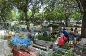Pandemi, Nyekar Jelang Ramadhan Tetap Ramai