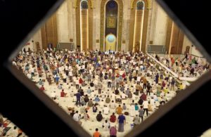 Masih Pandemi, Tarawih di Masjid Al-Akbar Diperpendek