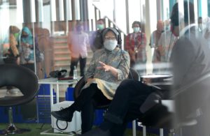 Mensos Risma Sambangi Suara Surabaya